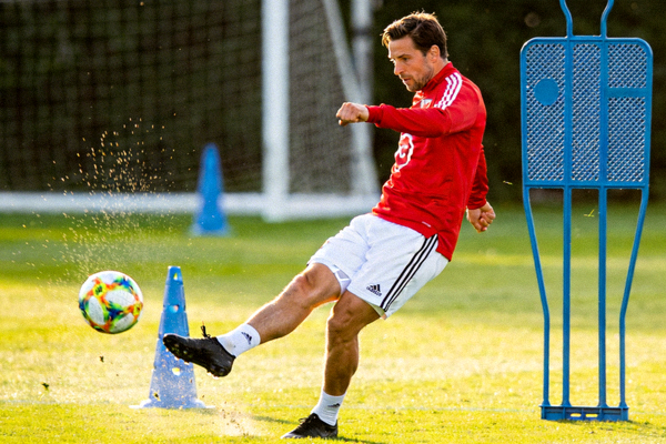 足球运动员在训练场上进行射门练习